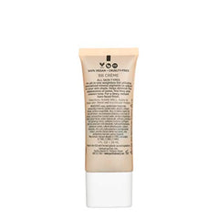 Aplicación con dedos de Pacifica Alight Crema BB para cobertura ligera.