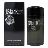 Paco Rabanne Black XS, botella alta frente, aroma intenso para noches audaces y confianza.