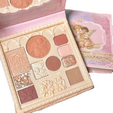 Paleta de sombras en relieve con diseño de ángel y espejo para retoques.