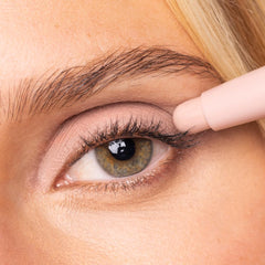 Palladio lapiz sombra ojos con esponja integrada para difuminar.
