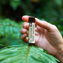 Panama Jack Balsamo labial SPF45 sabor tropical para uso diario.