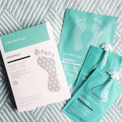 Patchology PoshPeel Pedi Cure, textura exfoliante que revela piel más suave