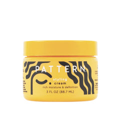 PATTERN Beauty crema estilizadora para rizos, definición suave e hidratación.
