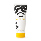 PATTERN Champú de hidratación con miel y aloe vera para cabello rizado suave.