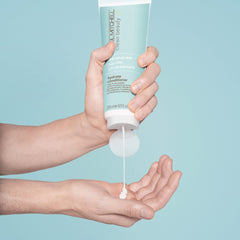 Textura cremosa del acondicionador hidrata profundamente el cabello seco.