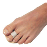 Pedifix enderezador de dedos en uso para dedo martillo, con ajuste cómodo.