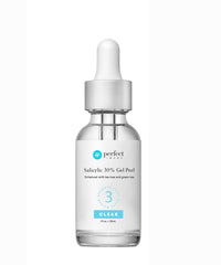 Application du gommage salicylique Perfect Image sur peau nette et rafraîchie.
