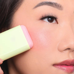 Uso en labios y mejillas con acabado hidratante y sutil.