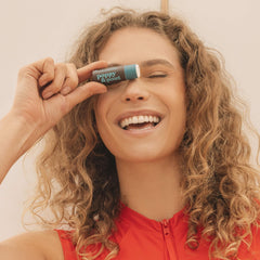 Cuidado labial de Poppy & Pout con hidratación duradera y aroma ligero