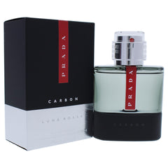 Prada Luna Rossa Carbon, etiqueta frontal, elegancia discreta para complementar el estilo.