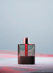 Prada Luna Rossa Carbon, etiqueta en frasco, reconocimiento de marca y aroma icónico.