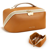 Prite bolso de maquillaje grande en cuero vegano, vista frontal; ideal para viaje.
