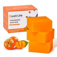 QualiLife jabón persimón en mano para limpieza suave y sensación fresca.