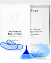 Parche Qure micro-infusión aplicado en ojos para suavizar arrugas durante la noche.