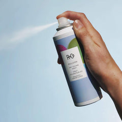 R+Co Balloon fijacion-duradera mantiene volumen todo el día.