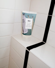 R+Co Cool Wind aplicar producto para peinados sin calor