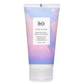 R+Co En una nube: botella de mascarilla con aceite de baobab para hidratación profunda.