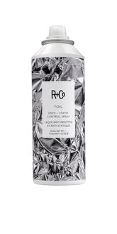 R+Co Foil Frizz + Static Spray en botella para control duradero del frizz.