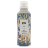 R+Co Sail Soft Wave Spray, bote, aporta volumen suave y brillo natural.