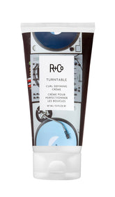 R+Co Turntable crema definidora de rizos en botella para brillo y definición.