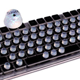 Raised Button: teclas elevadas para uñas largas, mejora precisión y comodidad al teclear.