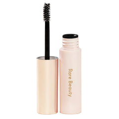 Envase de Brow Harmony de Rare Beauty con gel translúcido listo para definir cejas