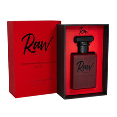 RawChemistry Colonia con feromonas en botella, aroma que atrae miradas y confianza.