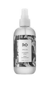 R+Co Dallas, botella lista para aplicación que añade volumen.