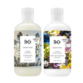 La botella de R+Co Gemstone Color Shampoo protege el color del cabello.