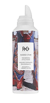 R+Co Rodeo Star espuma engrosamiento para densidad y brillo natural.