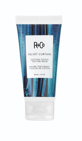 R+Co Velvet Curtain baume texture sèche enveloppant les cheveux pour un look seconde journée.