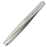 Pinza Regine Switzerland con punta diamante para precisión en cejas y piel