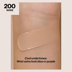Revlon ColorStay Foundation: muestra nude 200 en piel para ver tono y cobertura.
