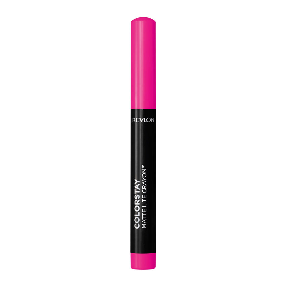 REVLON ColorStay Matte Lite lapiz con afilador integrado para retoques rápidos.