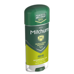 Aplicación de gel claro Mitchum, sin alcohol y sensación seca.