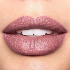 Revlon textura cremosa mate, aplicación suave y uniforme.