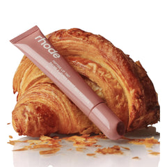 Rhode Peptide Lip Tint Toast – application douce pour une hydratation durable.