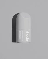 RHODE Fluido Glaseado con Péptidos, botella con brillo suave para la piel.