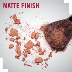 Aplicación suave del bronceador mate en el rostro
