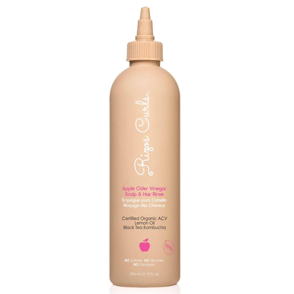 Rizos Curls enjuague de vinagre de sidra purifica y equilibra el cuero cabelludo.