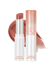rom&nd GLASTING MELTING BALM 05 Nougat Sand en envase ergonómico, ideal para retoques diarios.