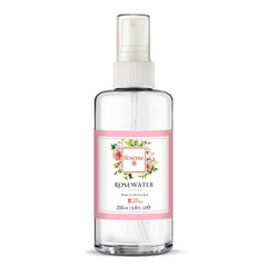 Detalle de la destilación de damascena para Rosense, aroma floral suave.