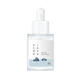 ROUND LAB 1025 Dokdo Ampoule en envase claro, facilita hidratación suave.
