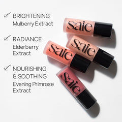 Aplicación en las mejillas con Saie Dew Liquid Blush.