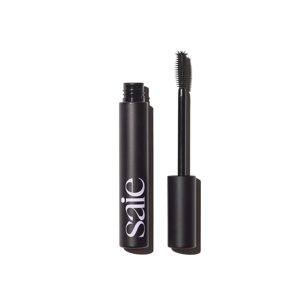 Saie Mascara 101 abre visualmente las pestañas para una apertura natural.
