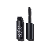 Saie Mini Mascara 101, envase frontal, fácil de almacenar para uso diario.