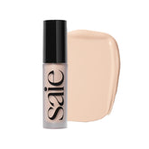 Saie Slip Tint aplica concealer para ojeras con cobertura natural y duradera.