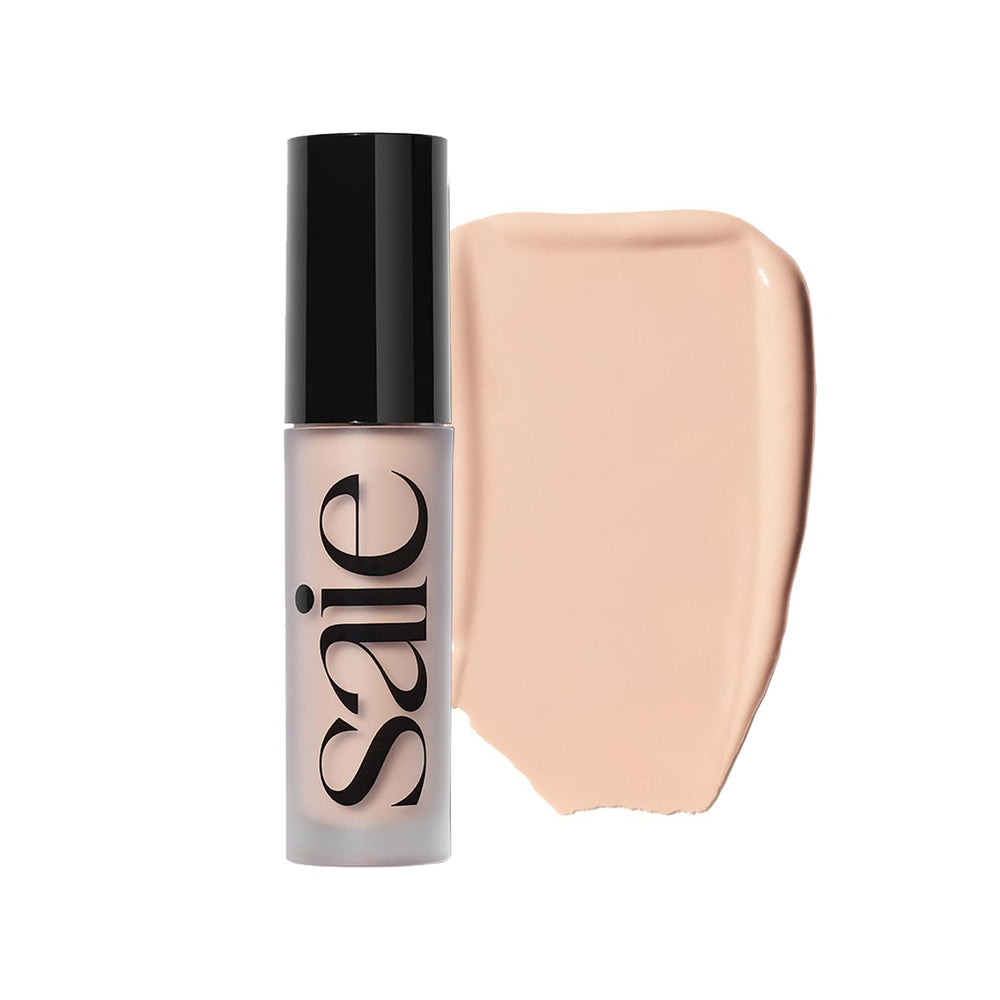 Saie Slip Tint Concealer aplicado en ojos para ojeras con acabado natural.