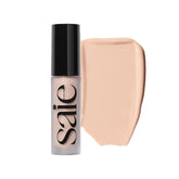 Saie Slip Tint Concealer aplicado en ojos para ojeras con acabado natural.