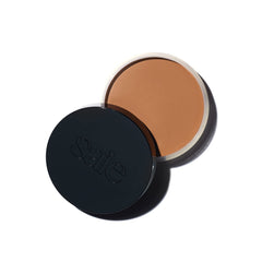 Saie Sun Melt Bronceador crema, empaque práctico para retoques en cualquier lugar.